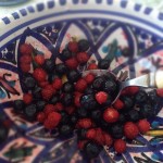 Smultron och blåbär i tunisisk skål.